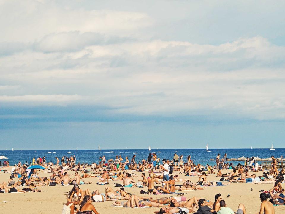 Een strand vol mensen